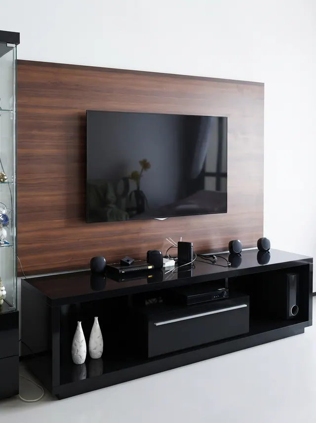 Detalhe de painel em madeira natural com rack laqueado feito sob medida